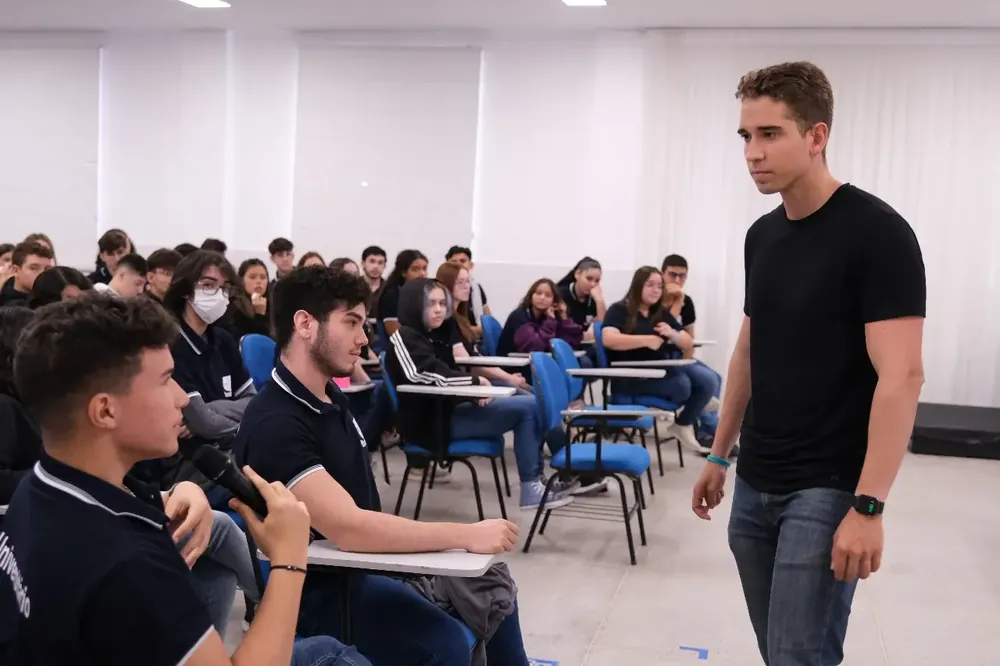 Mentor da AM falando com uma turma de ensino médio em sala de aula