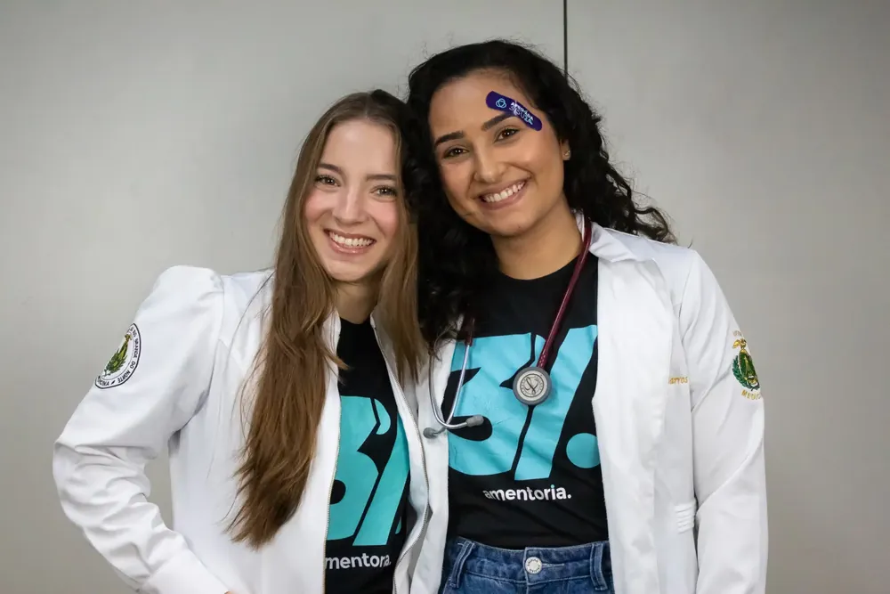 Mentoras da AM, aprovadas em Medicina, de jaleco e camiseta da AMentoria
